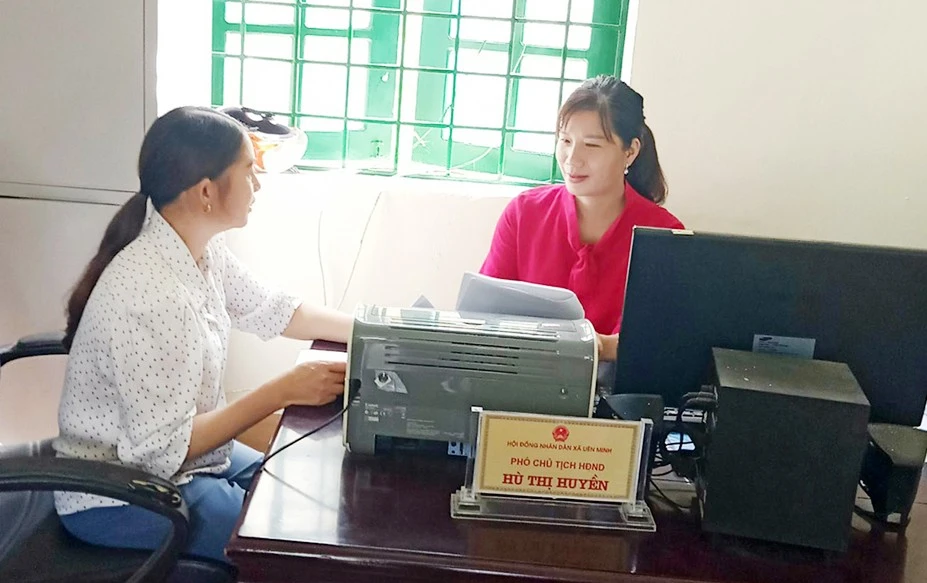 Chị Hù Thị Huyền, Phó Chủ tịch HĐND xã Liên Minh (phải ảnh) là nữ đảng viên đầu tiên ở Nậm Sang học xong đại học.