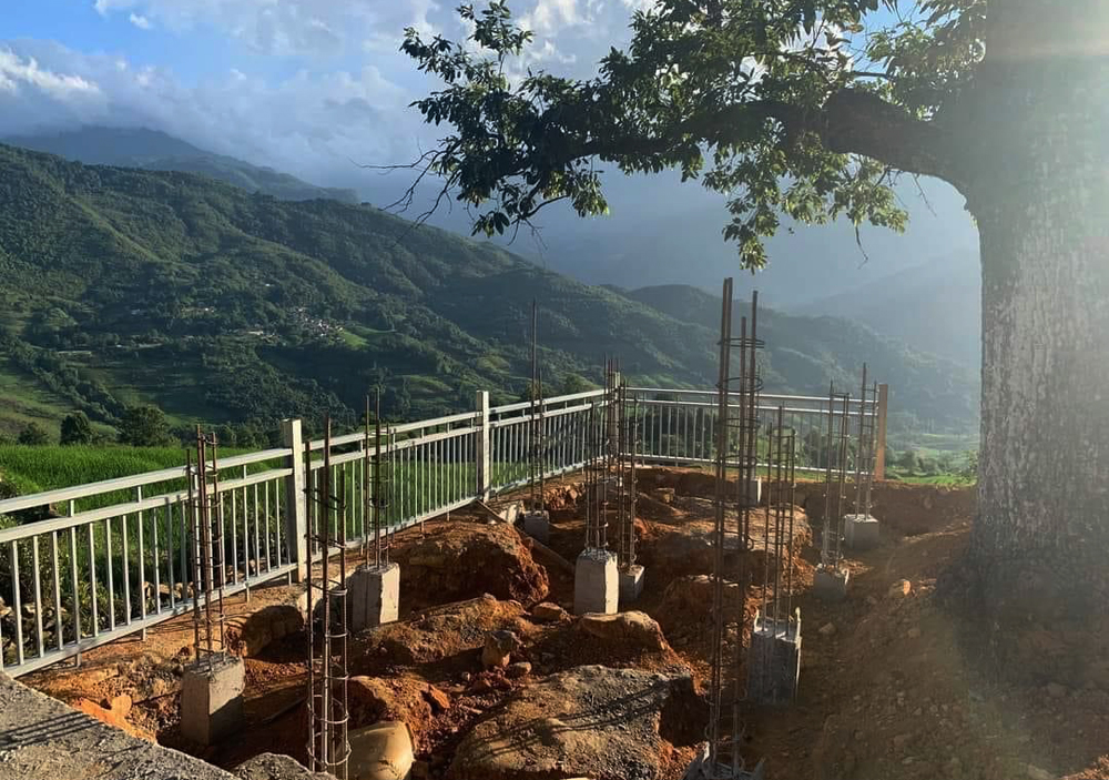 Việc xây dựng lan can sắt và chòi ngắm cảnh gây bức xúc trong dư luận. Lan can sắt đã được dỡ bỏ.