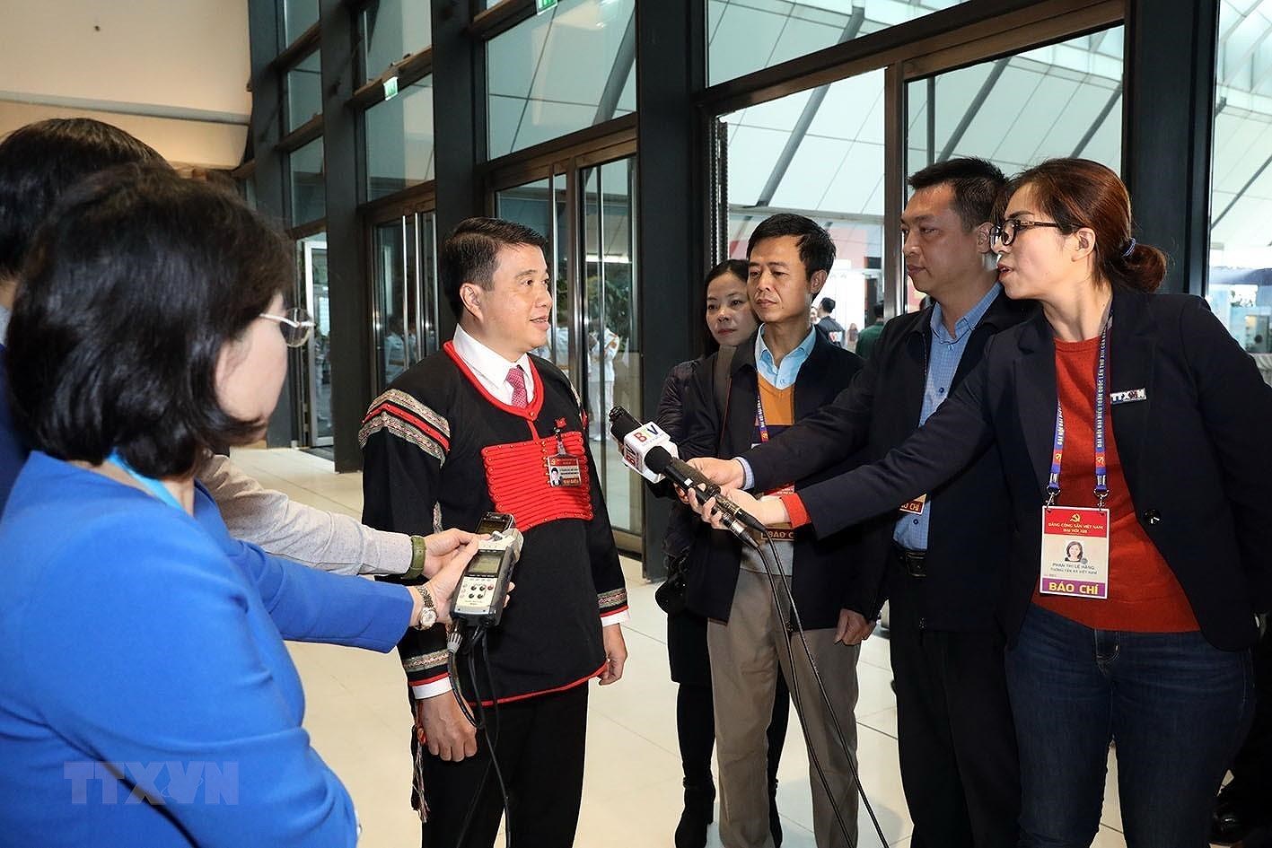 Phóng viên Thông tấn xã Việt Nam phỏng vấn đại biểu.