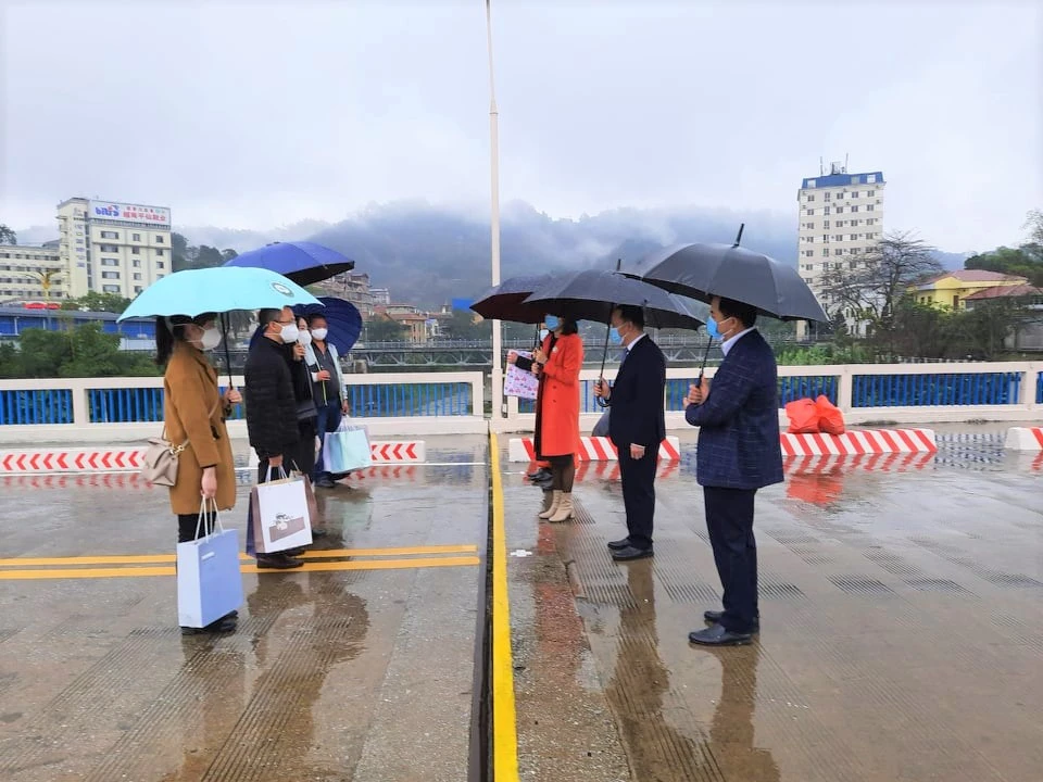 Ban Quản lý Khu kinh tế tỉnh và Ban Quản lý Cửa khẩu huyện Hà Khẩu (Trung Quốc) gặp mặt, chúc Tết ảnh 1