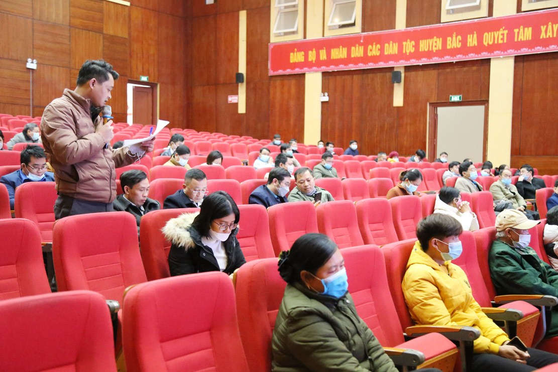 Đại diện phòng chuyên môn của huyện trả lời các kiến nghị của đại biểu. Đại diện phòng chuyên môn của huyện trả lời các kiến nghị của đại biểu.