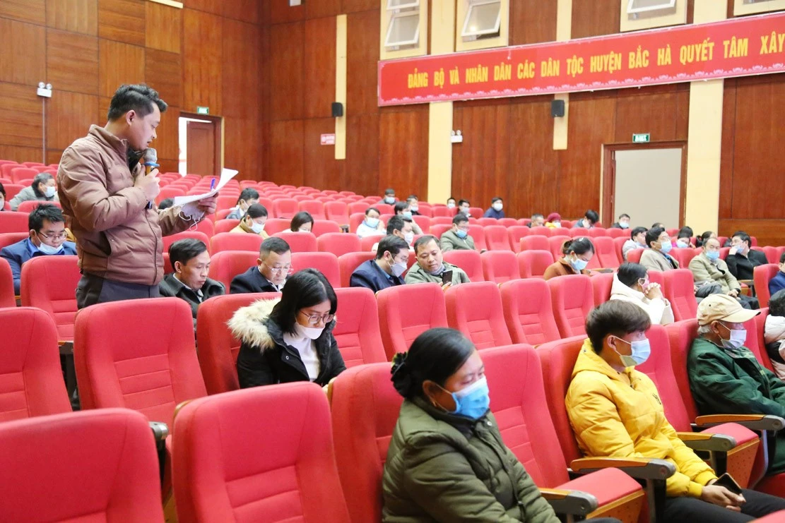 Đại diện phòng chuyên môn của huyện trả lời các kiến nghị của đại biểu.