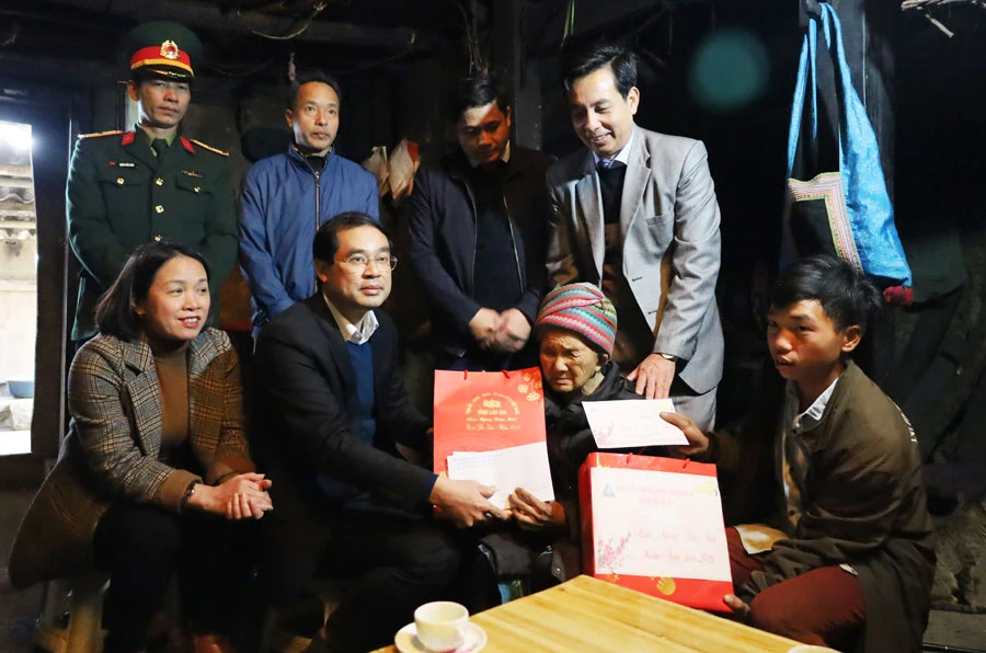 Đoàn công tác thăm hỏi, tặng quà bà Hầu Thị Dợ, sinh năm 1912, người cao tuổi, xã Y Tý.