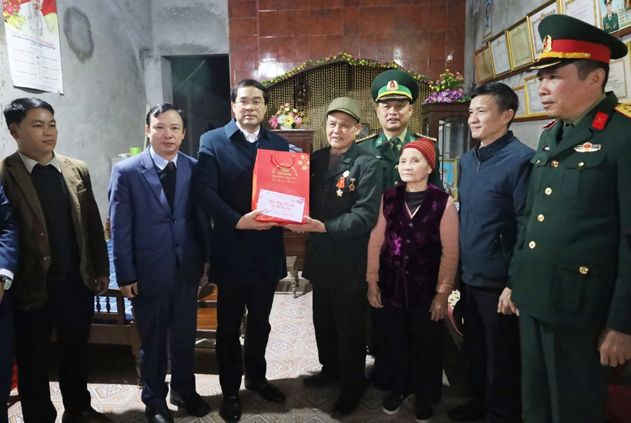 Đồng chí Trịnh Xuân Trường, Chủ tịch UBND tỉnh chúc Tết gia đình ông Nguyễn Xuân Thanh, xã Trịnh Tường, thương binh 34%