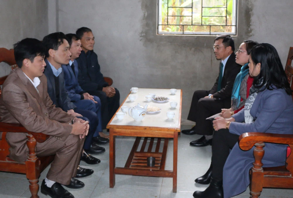 Thăm hỏi và tặng quà người dân Võ Lao, Tân Thượng ảnh 2