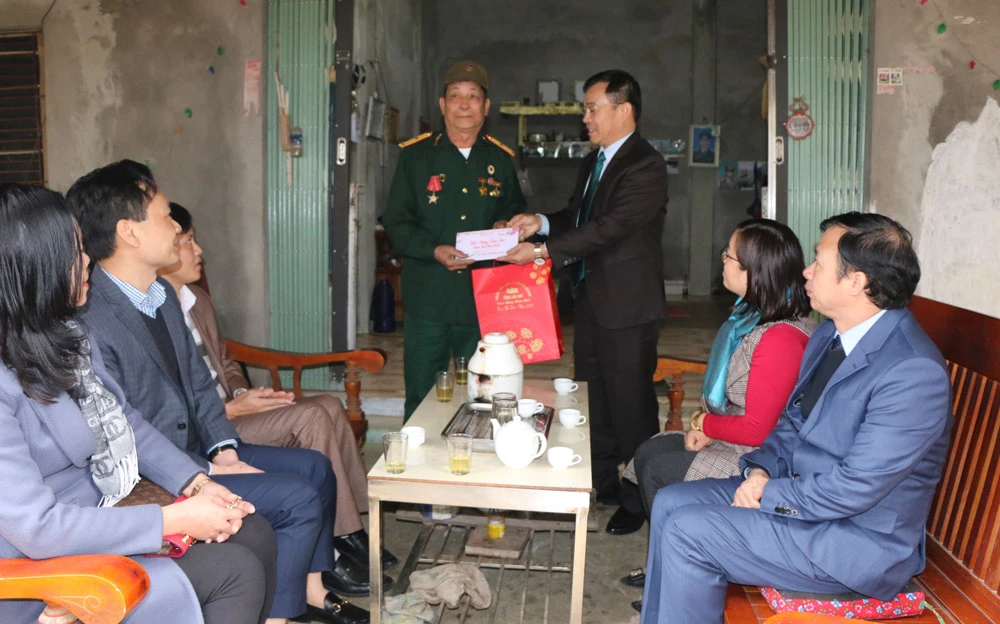 Thăm hỏi và tặng quà người dân Võ Lao, Tân Thượng ảnh 3