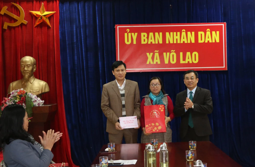 Đoàn công tác tặng quà Đảng ủy, HĐND, UBND xã Võ Lao.