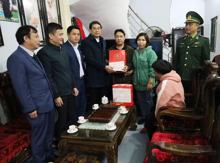 Tặng quà gia đình cháu Cần Trần Mai Chinh, trẻ khuyết tật đặc biệt tại xã Trịnh Tường.