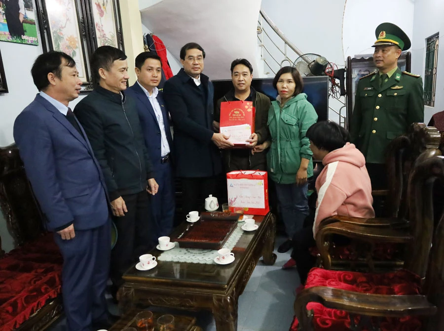 Tặng quà gia đình cháu Cần Trần Mai Chinh, trẻ khuyết tật đặc biệt tại xã Trịnh Tường.