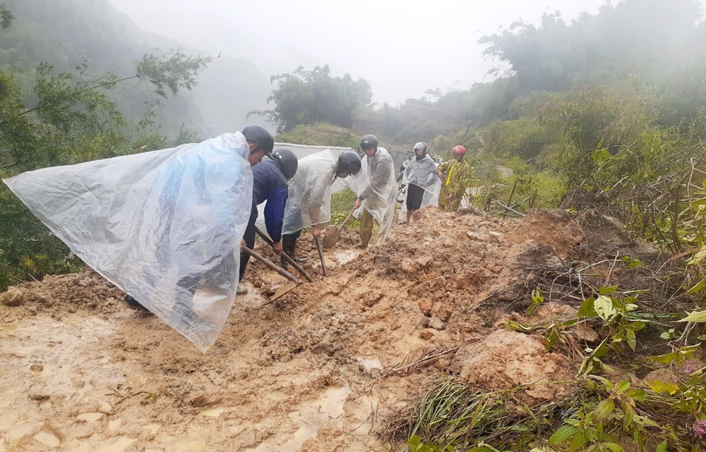 Chính quyền huy động người dân khắc phục thiệt hại do mưa bão. Chính quyền huy động người dân khắc phục thiệt hại do mưa bão.