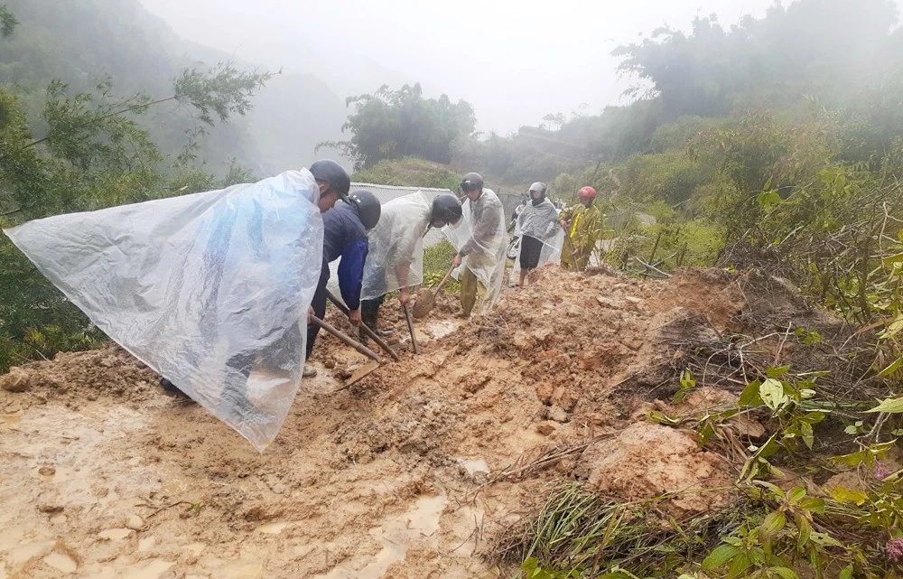 Chính quyền huy động người dân khắc phục thiệt hại do mưa bão.