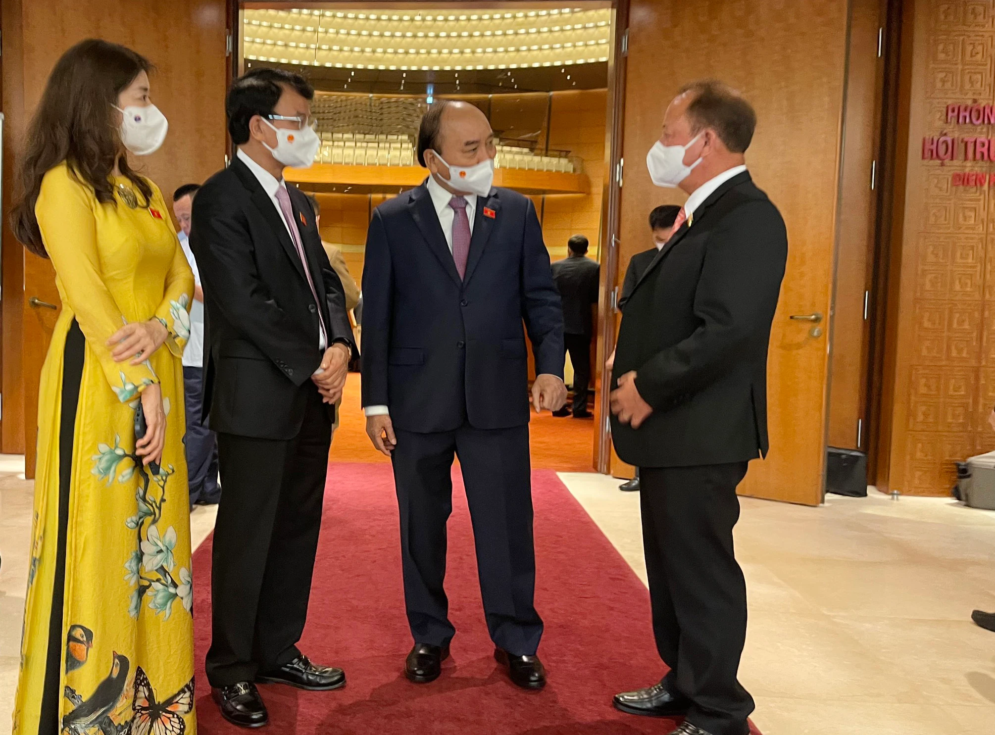 Chủ tịch nước Nguyễn Xuân Phúc trò chuyện với các đại biểu Quốc hội tỉnh Lào Cai.