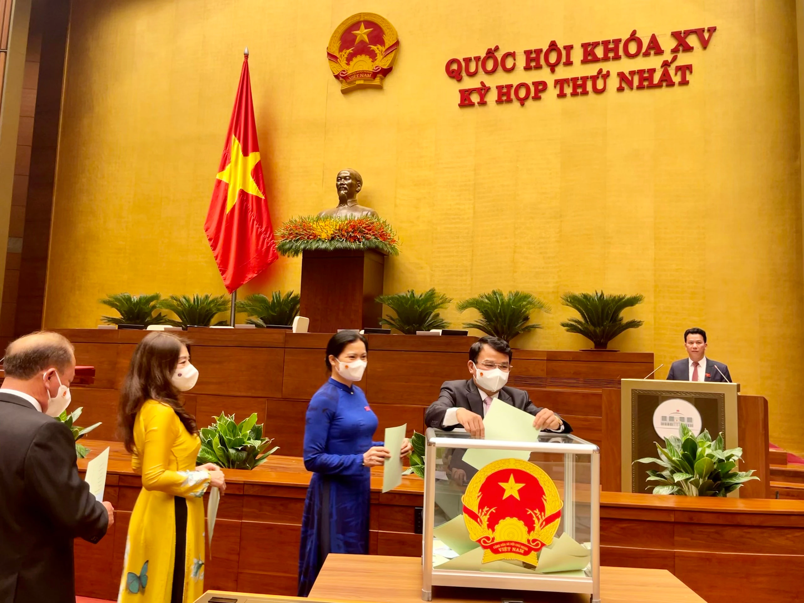 Đoàn đại biểu Quốc hội tỉnh Lào Cai bỏ phiếu bầu Chủ tịch Quốc hội khóa XV.