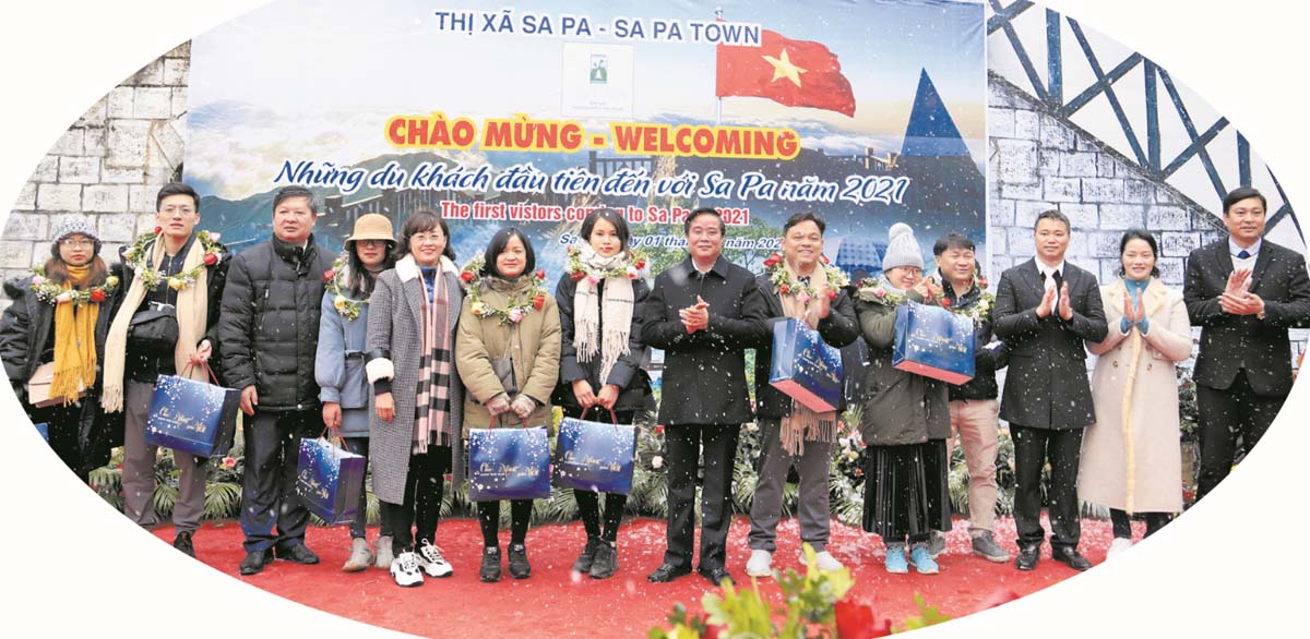Thị xã Sa Pa đón những khách du lịch đầu tiên năm 2021. Thị xã Sa Pa đón những khách du lịch đầu tiên năm 2021.