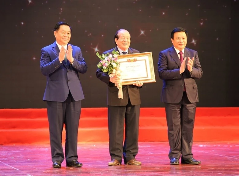 Nhà thơ Hữu Thỉnh là tác giả duy nhất được trao tặng thưởng mức A của Ban Bí thư Trung ương Đảng cho cuốn sách “Bến văn và những vòng sóng”.