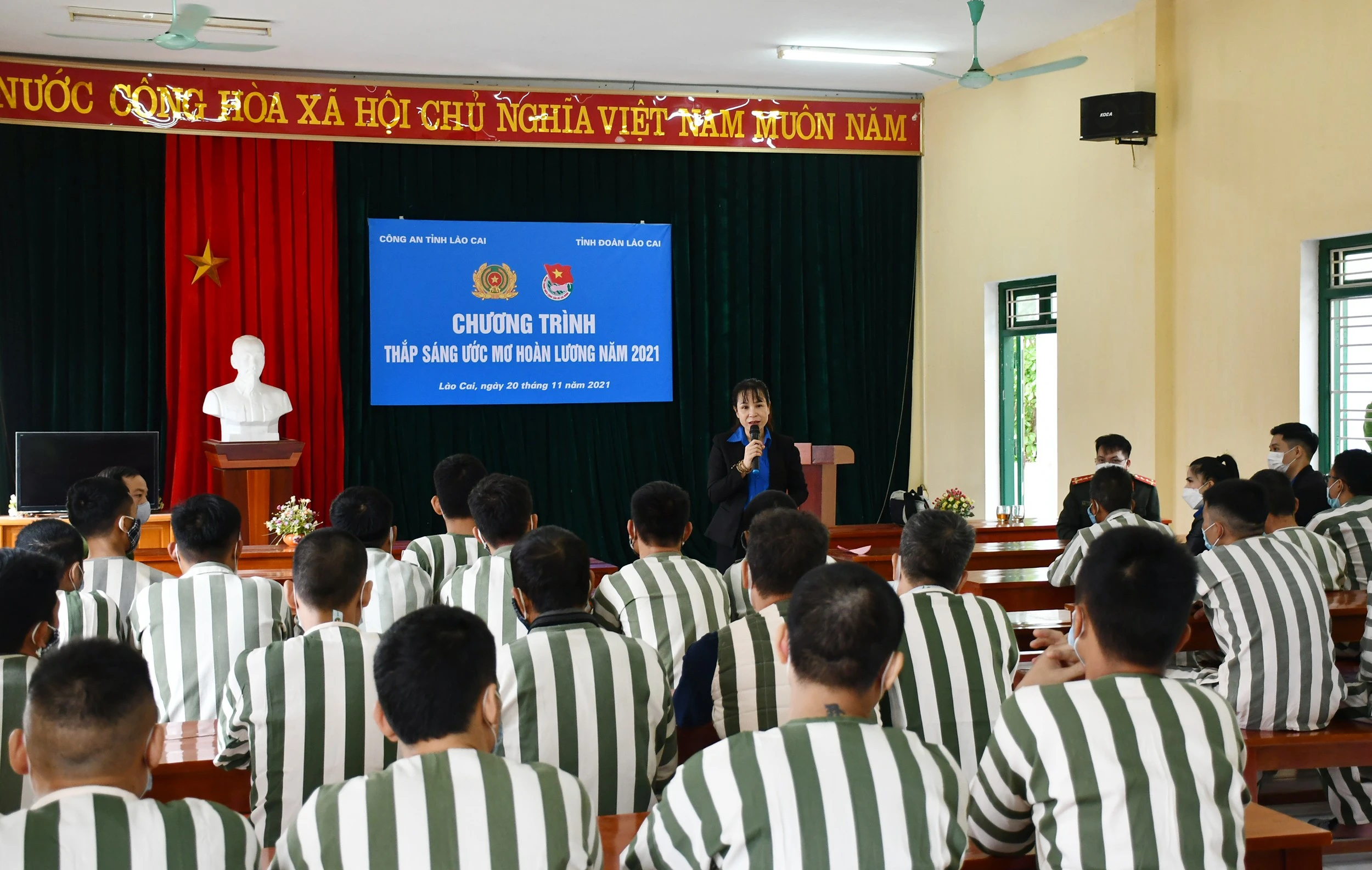 Báo cáo viên tuyên truyền tiếp lửa tinh thần cho các phạm nhân.