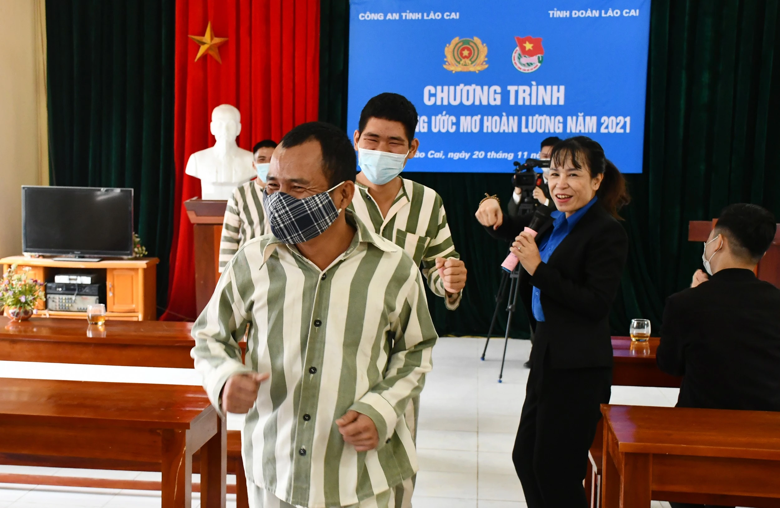 Các phạm nhân tham gia sôi nổi các hoạt động giao lưu, tương tác.