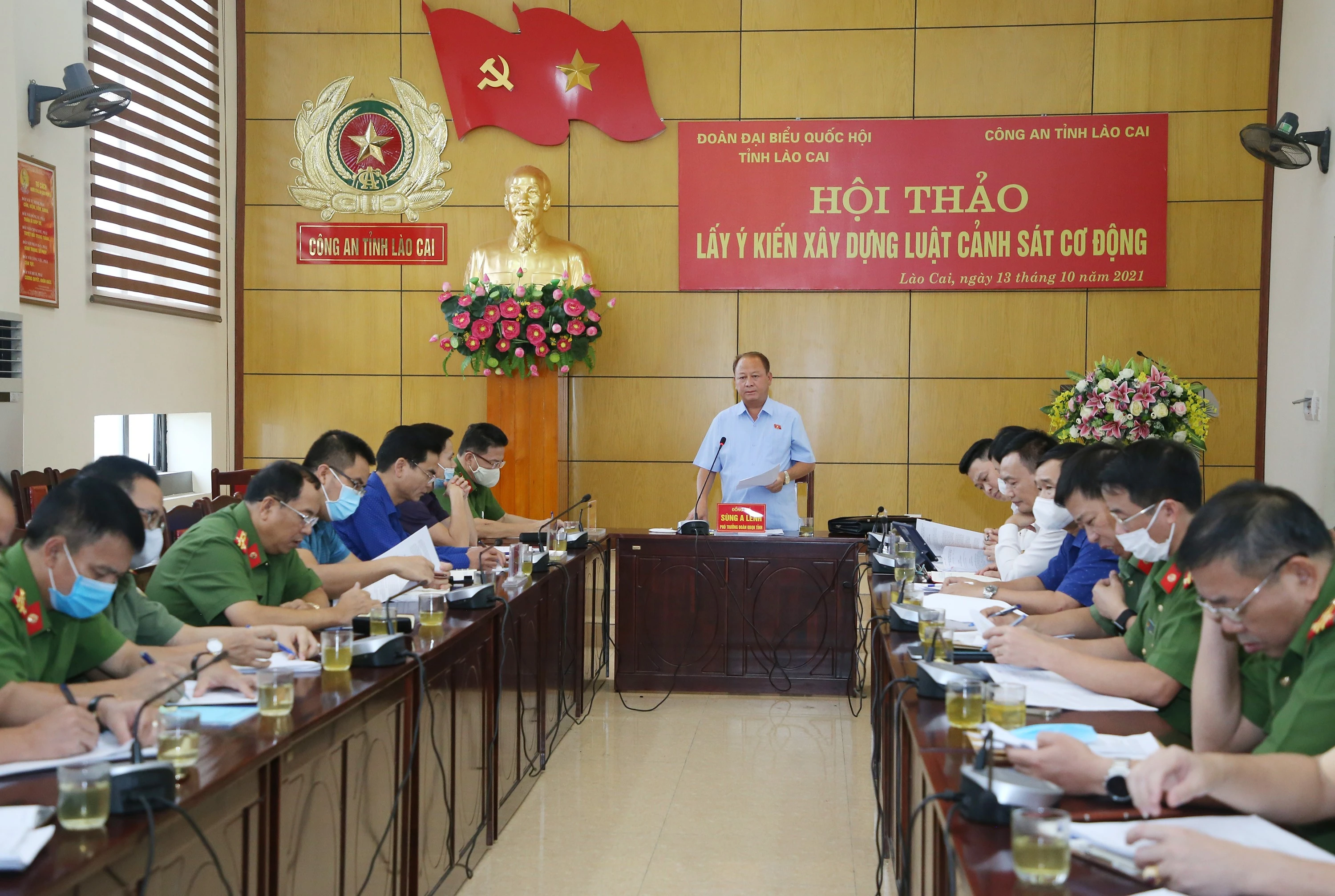 Đồng chí Sùng A Lềnh phát biểu đề dẫn tại hội thảo.