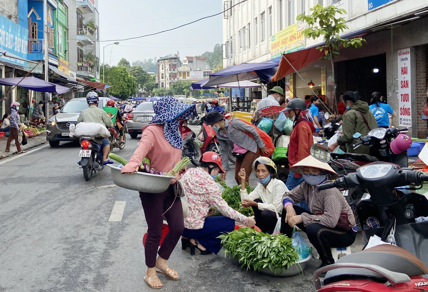 Chợ Kim Tân: Người bán hàng tràn cả ra đường gây cản trở giao thông ảnh 2