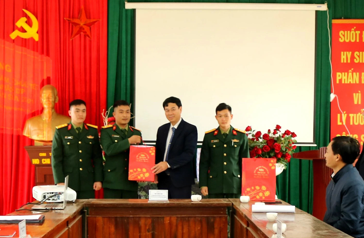 Tặng quà Đại đội 27, Bộ Chỉ huy Quân sự tỉnh. Tặng quà Đại đội 20, Bộ Chỉ huy Quân sự tỉnh. Tặng quà Tiểu đoàn Cảnh sát cơ động số 4 (Bộ Công an) đóng trên địa bàn tỉnh.