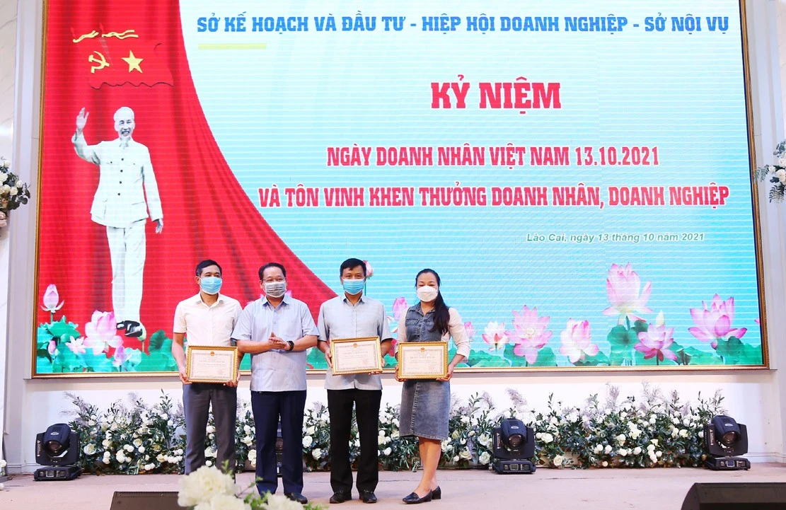 Trao Cờ thi đua của UBND tỉnh cho 10 tập thể. Trao Bằng khen của Chủ tịch UBND tỉnh cho 10 tập thể. Trao danh hiệu Tập thể lao động xuất sắc của Chủ tịch UBND tỉnh cho các tập thể.