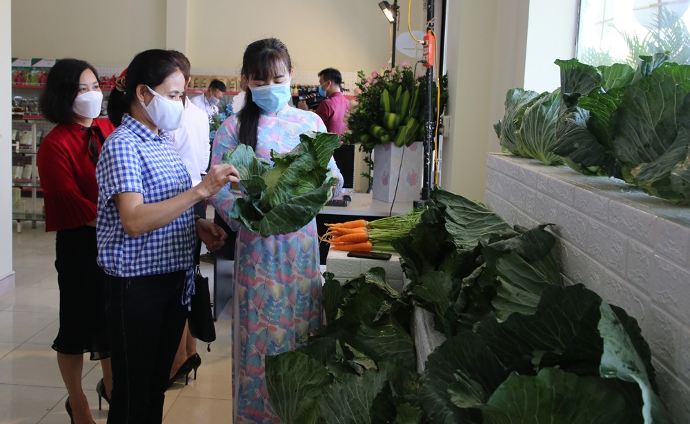 Mặt hàng thực phẩm tươi được nhiều người tiêu dùng chọn lựa.