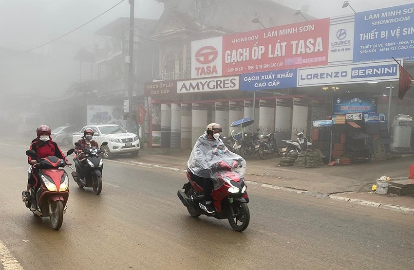 Nền nhiệt giảm sâu cùng với sương mù dày đặc bao phủ trung tâm thị xã Sa Pa. Sương mù dày đặc vào buổi sáng khiến tầm nhìn bị hạn chế. Tiết trời lạnh giá, người dân hạn chế ra đường. Người dân dùng nhiều cách chống rét khi lưu thông trên đường. Những bếp sưởi nhỏ được sử dụng nhiều ở các hàng quán. Nhiều người sử dụng quạt sưởi bằng điện. Người Sa Pa đã quen với nền nhiệt lạnh giá, nên luôn biết cách bảo vệ sức khỏe bản thân và gia đình. Nhịp sống lao động vẫn diễn ra trong giá rét.