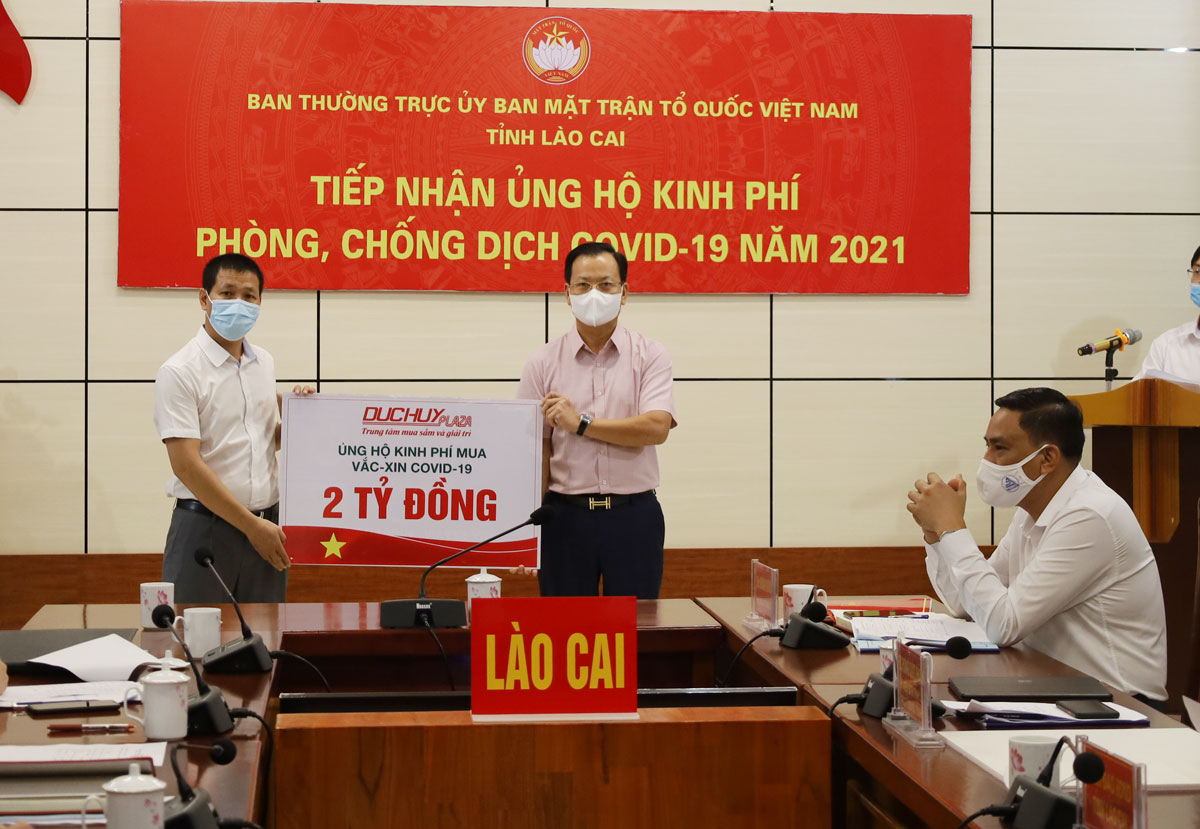 Lãnh đạo tỉnh Lào Cai tiếp nhận tiền ủng hộ của các đơn vị, doanh nghiệp. Lãnh đạo tỉnh Lào Cai tiếp nhận tiền ủng hộ của các đơn vị, doanh nghiệp.