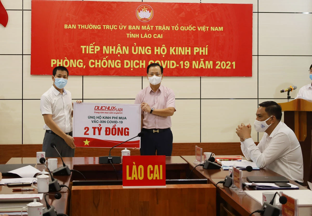 Lãnh đạo tỉnh Lào Cai tiếp nhận tiền ủng hộ của các đơn vị, doanh nghiệp.