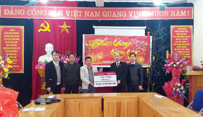 Đại diện Agribank Chi nhánh Lào Cai II trao quà tết cho hộ nghèo xã A Lù, huyện Bát Xát. Đại diện Agribank Chi nhánh Lào Cai II trao quà tết cho hộ nghèo xã A Lù, huyện Bát Xát.