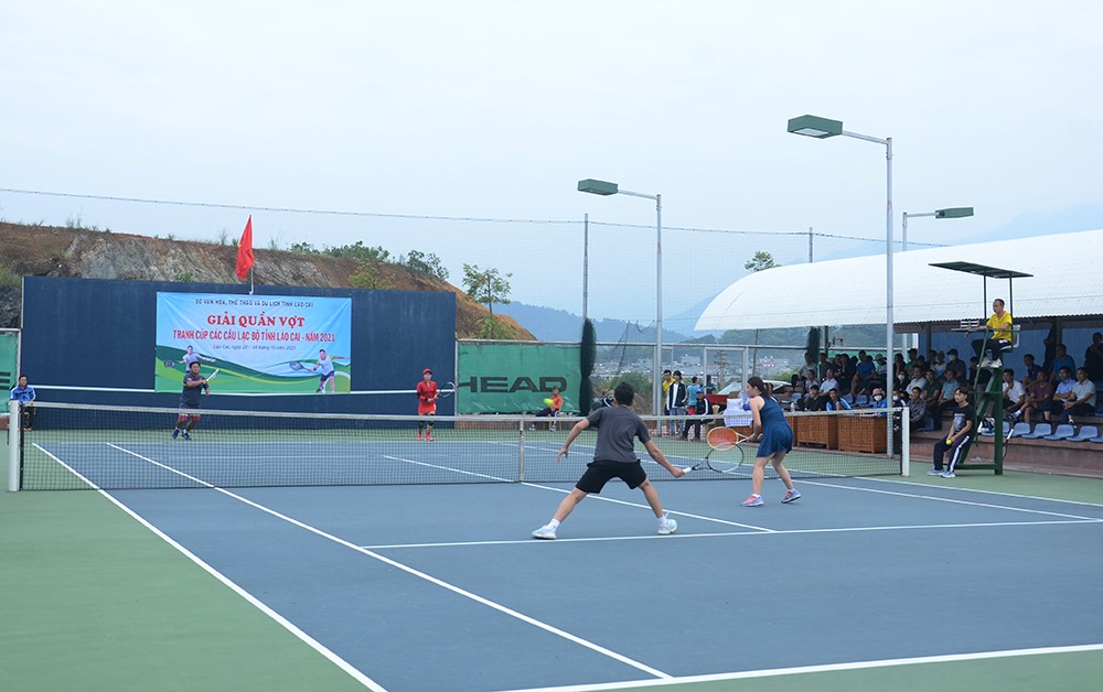 Sôi nổi trận chung kết nội dung đôi nam nữ giữa Câu lạc bộ Sa Pa và Câu lạc bộ Điện lực.