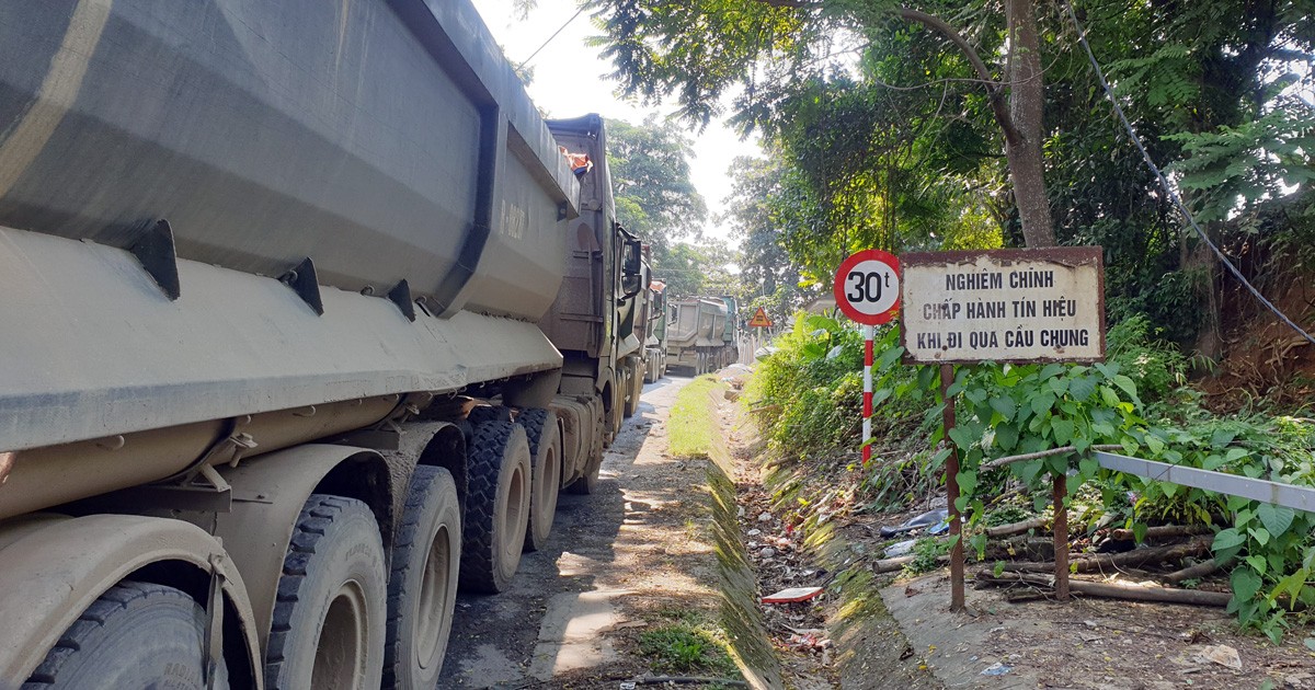 Từ 9h15 phút sáng 8/10, nhân viên gác ghi của Xí nghiệp Vận tải đường sắt, thuộc Công ty TNHH Một thành viên Apatit Việt Nam đã không cho các phương tiện lưu thông lên cầu chung đường sắt Bến Đền... ... với lý do cầu yếu, các xe tải trọng quá 30 tấn sẽ không được qua cầu. Từ 9h15 phút sáng 8/10, nhân viên gác ghi của Xí nghiệp Vận tải đường sắt, thuộc Công ty TNHH Một thành viên Apatit Việt Nam đã không cho các phương tiện lưu thông lên cầu chung đường sắt Bến Đền... ... với lý do cầu yếu, các xe tải trọng quá 30 tấn sẽ không được qua cầu.