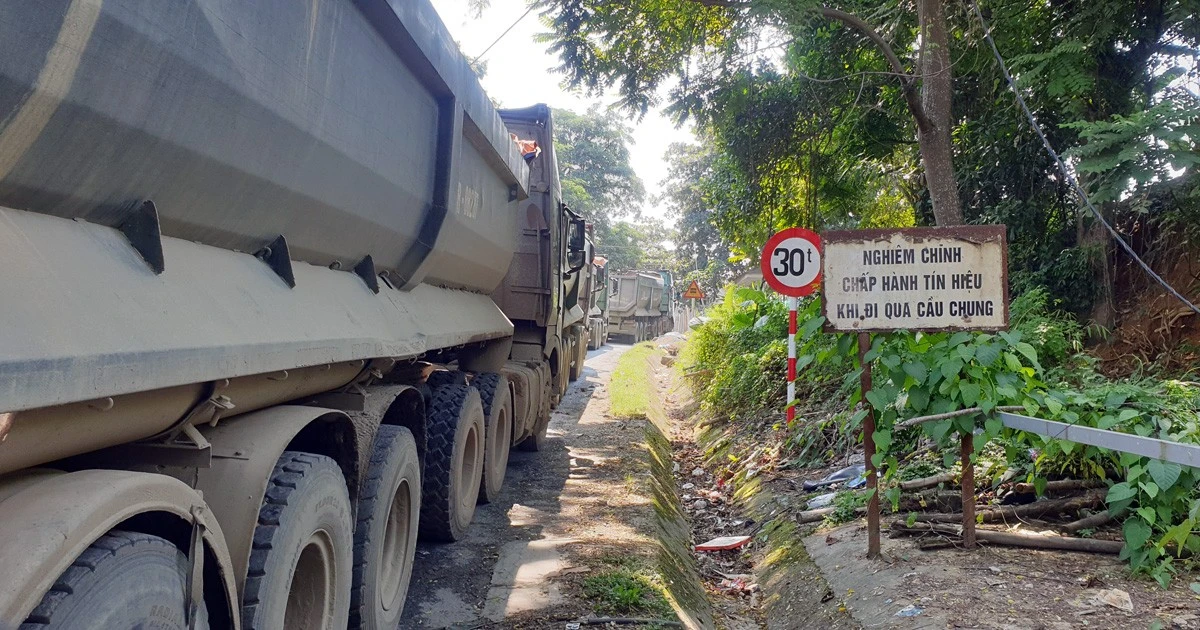 Từ 9h15 phút sáng 8/10, nhân viên gác ghi của Xí nghiệp Vận tải đường sắt, thuộc Công ty TNHH Một thành viên Apatit Việt Nam đã không cho các phương tiện lưu thông lên cầu chung đường sắt Bến Đền... ... với lý do cầu yếu, các xe tải trọng quá 30 tấn sẽ không được qua cầu.