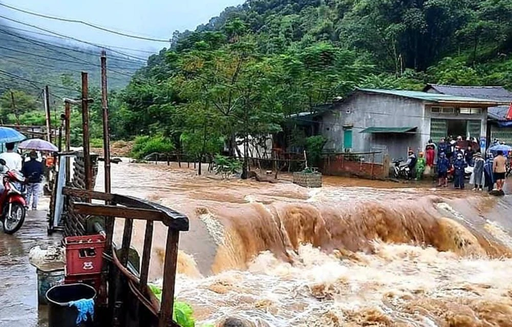 Nước lũ ngập đường gây ách tắc giao thông tại xã Mường Hum, huyện Bát Xát.