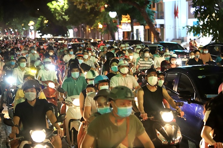 Biển người và phương tiện di chuyển theo hướng Quảng trường Đông Kinh Nghĩa Thục – Lê Thái Tổ trong dịp tết trung thu vừa qua tại Hà Nội.