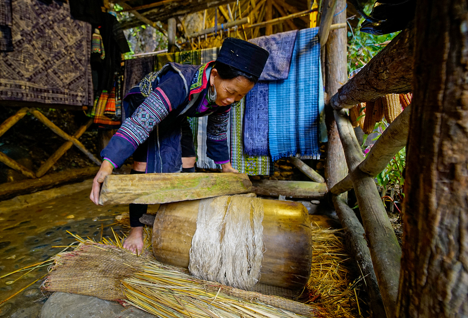 Người Mông Sa Pa vào mùa thu hoạch cây lanh, dệt vải ảnh 4 Người Mông Sa Pa vào mùa thu hoạch cây lanh, dệt vải ảnh 4