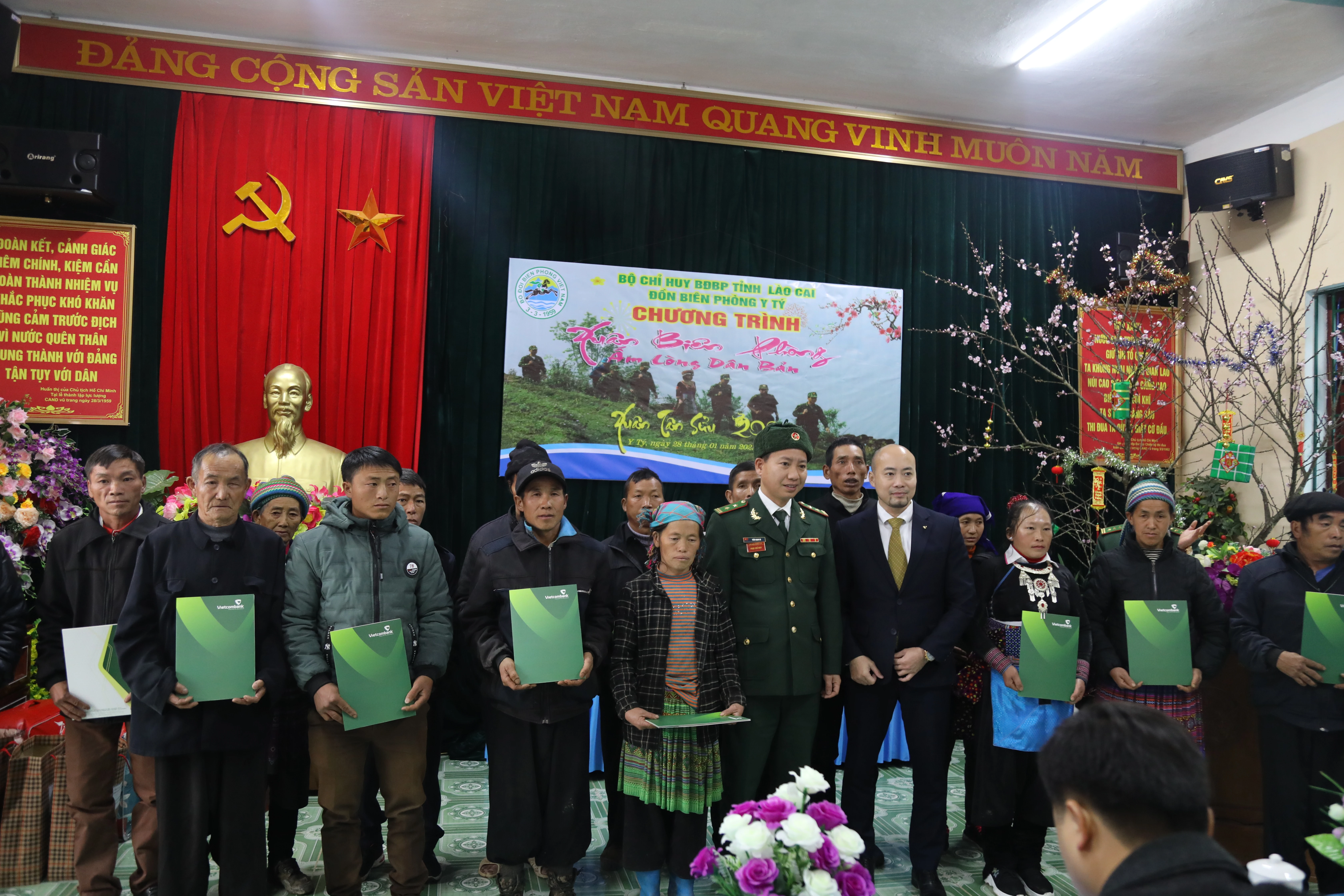 Vietcombank Lào Cai tặng quà Tết cho các hộ nghèo, gia đình người có công ảnh 1 Vietcombank Lào Cai tặng quà Tết cho các hộ nghèo, gia đình người có công ảnh 1