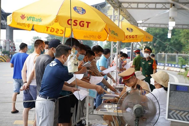 Người dân tập trung khá đông tại cửa ngõ Thủ đô để làm thủ tục vào thành phố làm việc. Ảnh TP.
