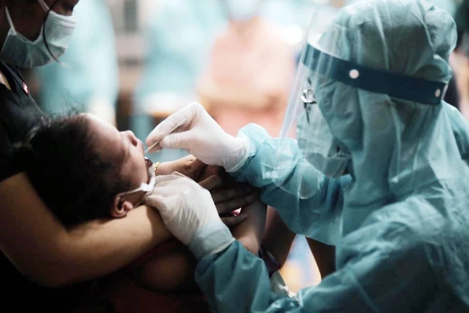 P đang lấy mẫu xét nghiệm cho một em nhỏ tại khu cách ly.