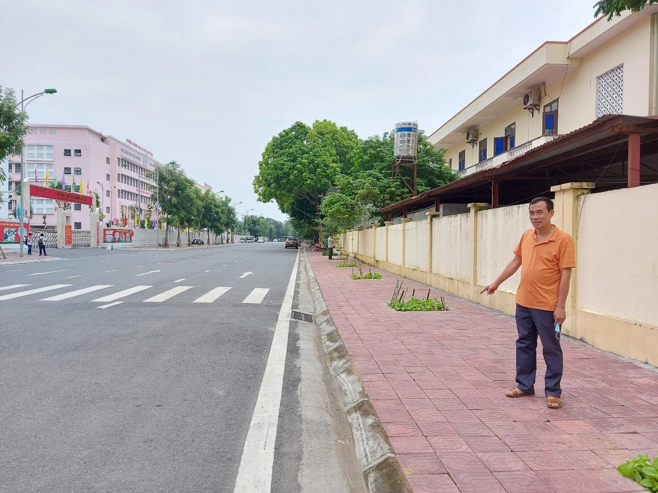 Hành lang tuyến phố Kim Hoa (phường Kim Tân) được lát gạch nhờ kinh phí xã hội hóa.