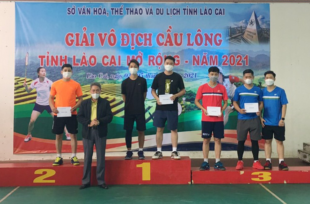 Trao giải nội dung đôi nam. Trao giải nội dung đôi nữ. Trao giải đôi nam nữ. Trao giải đồng đội nam.