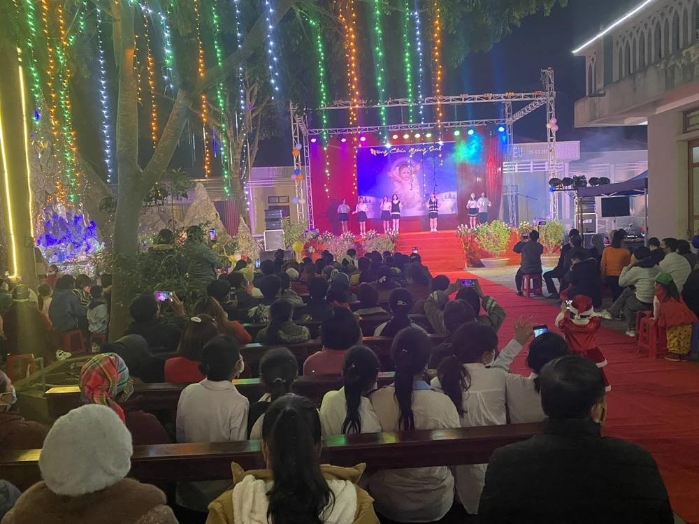 Người dân đón lễ Giáng sinh an lành ảnh 4 Người dân đón lễ Giáng sinh an lành ảnh 4