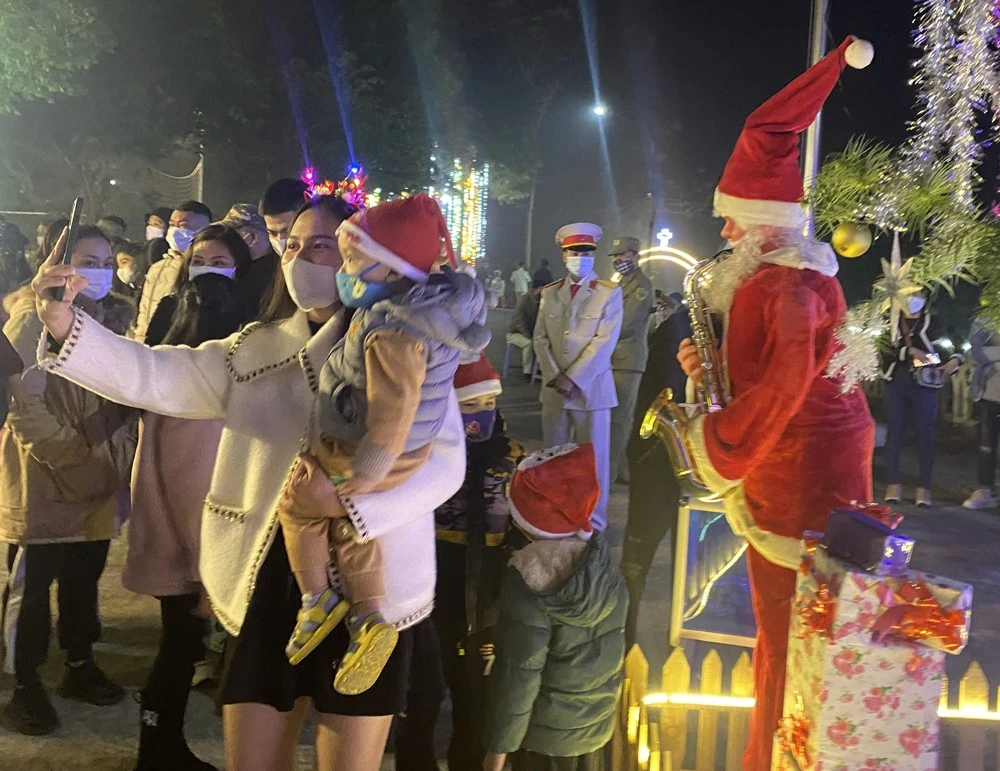 Người dân đón lễ Giáng sinh an lành ảnh 6 Người dân đón lễ Giáng sinh an lành ảnh 6