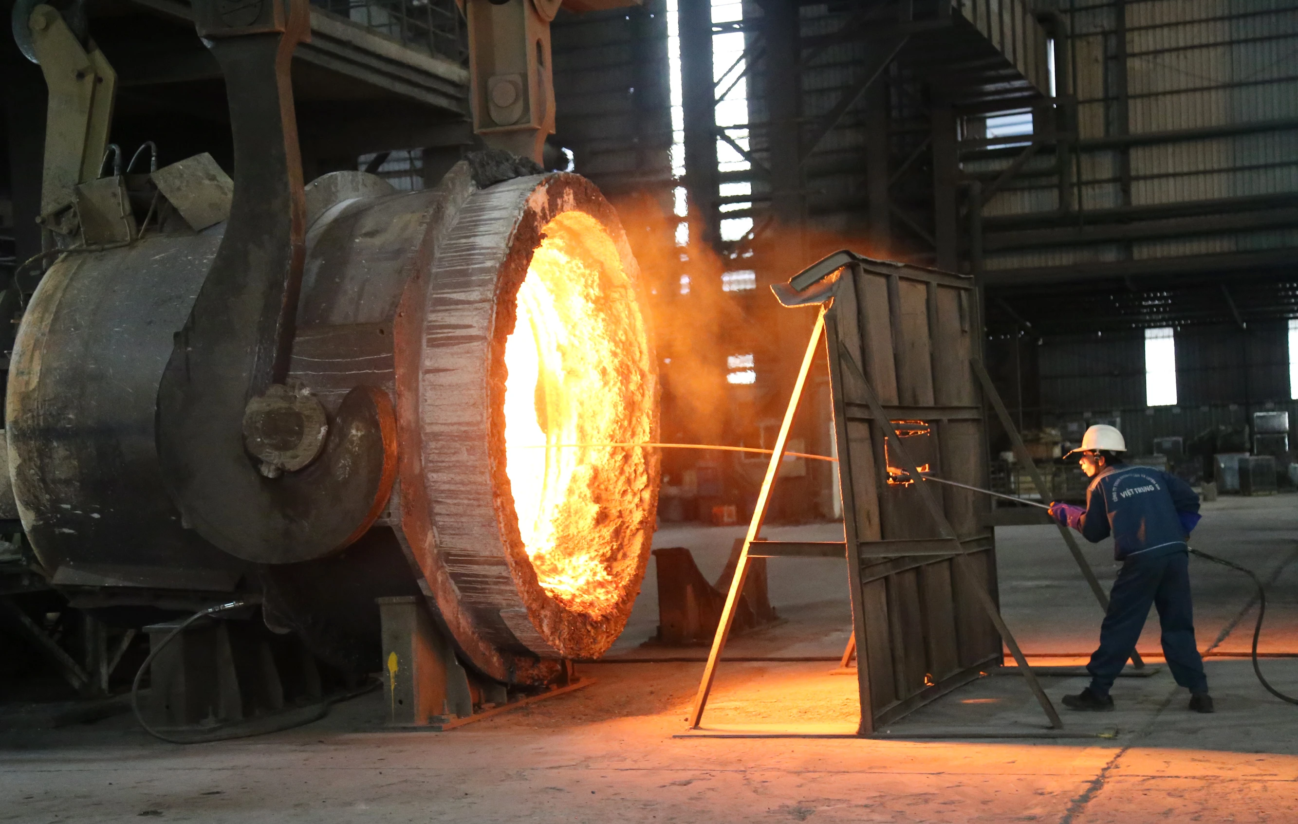 Khí thế sản xuất đầu năm mới tại Nhà máy Gang thép Lào Cai. Phôi thép vừa ra lò.