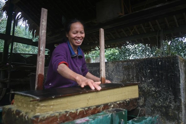 Khám phá kỹ nghệ làm giấy bản của người Dao ảnh 3