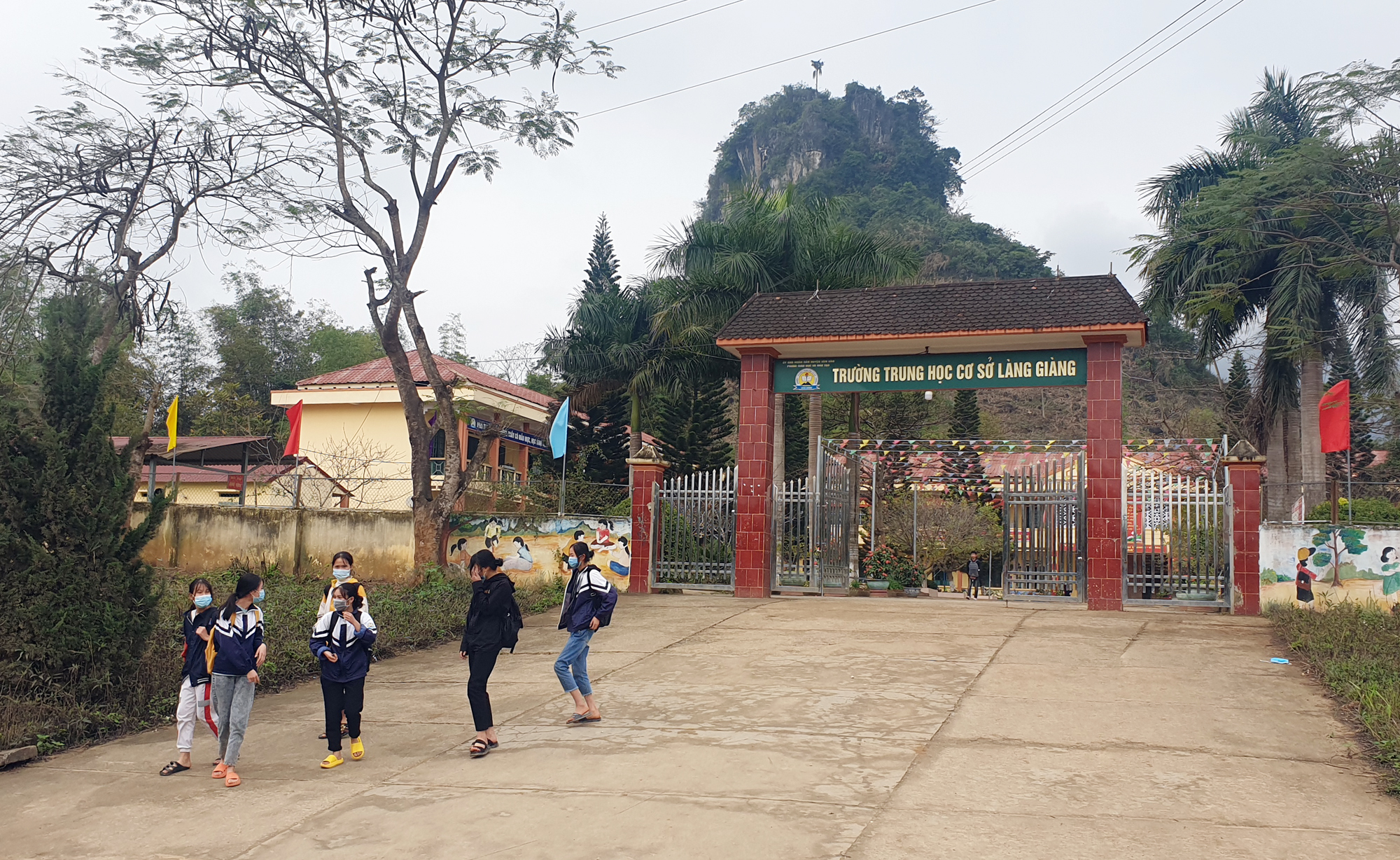 Học sinh Trường THCS Làng Giàng (Văn Bàn) thực hiện nghiêm việc đeo khẩu trang khi đến trường ngày 3/2/2021.