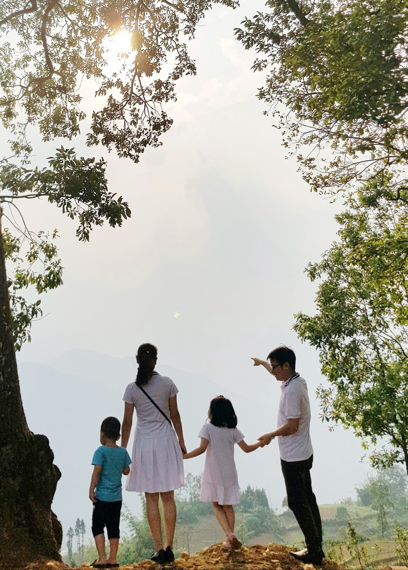 Chúng tôi cùng nhau ngắm hoàng hôn ở công viên Choản Thèn.