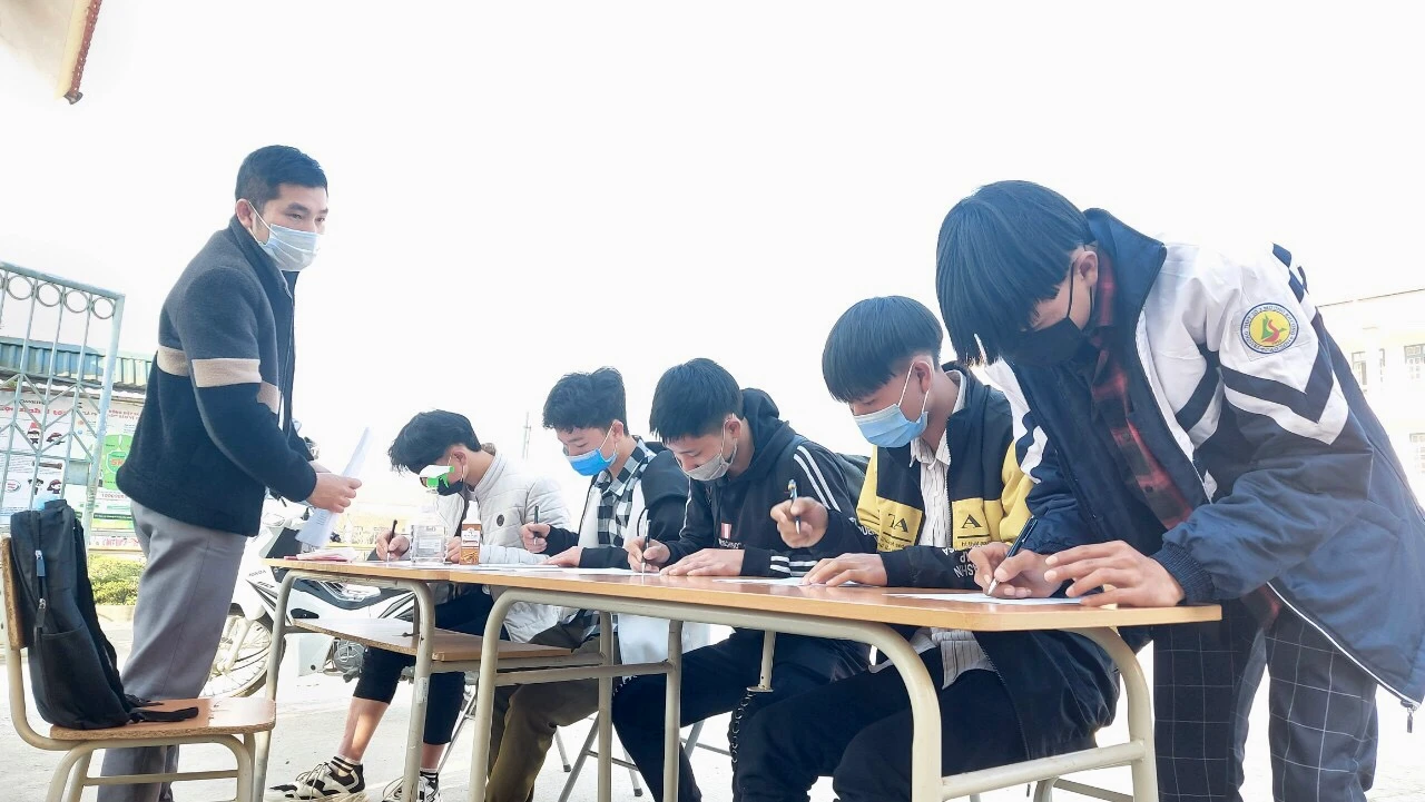 100% cán bộ, giáo viên, nhân viên, học sinh đều phải khai báo y tế và tình hình sức khỏe.