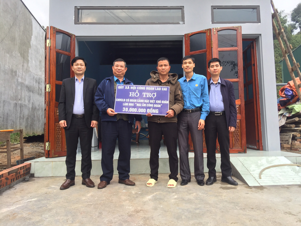 Hỗ trợ đoàn viên xây dựng nhà “Mái ấm công đoàn”.