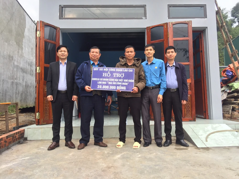 Hỗ trợ đoàn viên xây dựng nhà “Mái ấm công đoàn”.